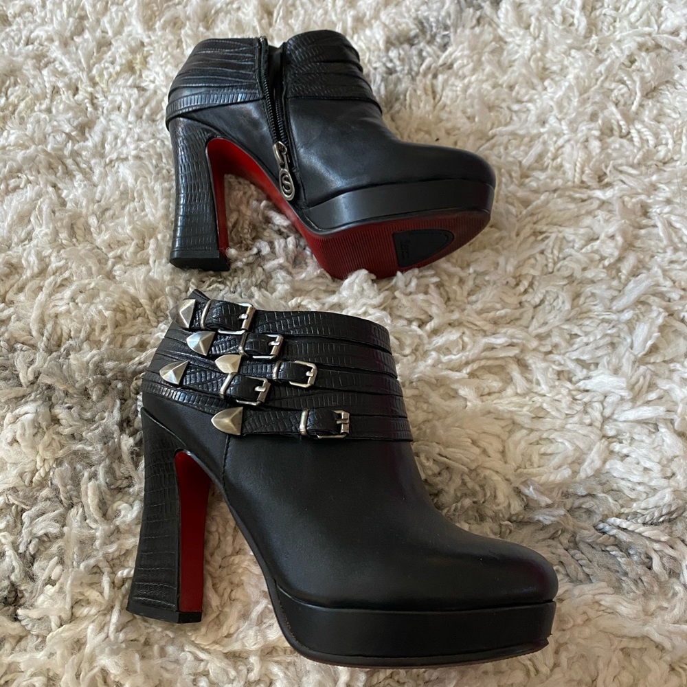 women black genuine leather ankle boot 5 1/2.